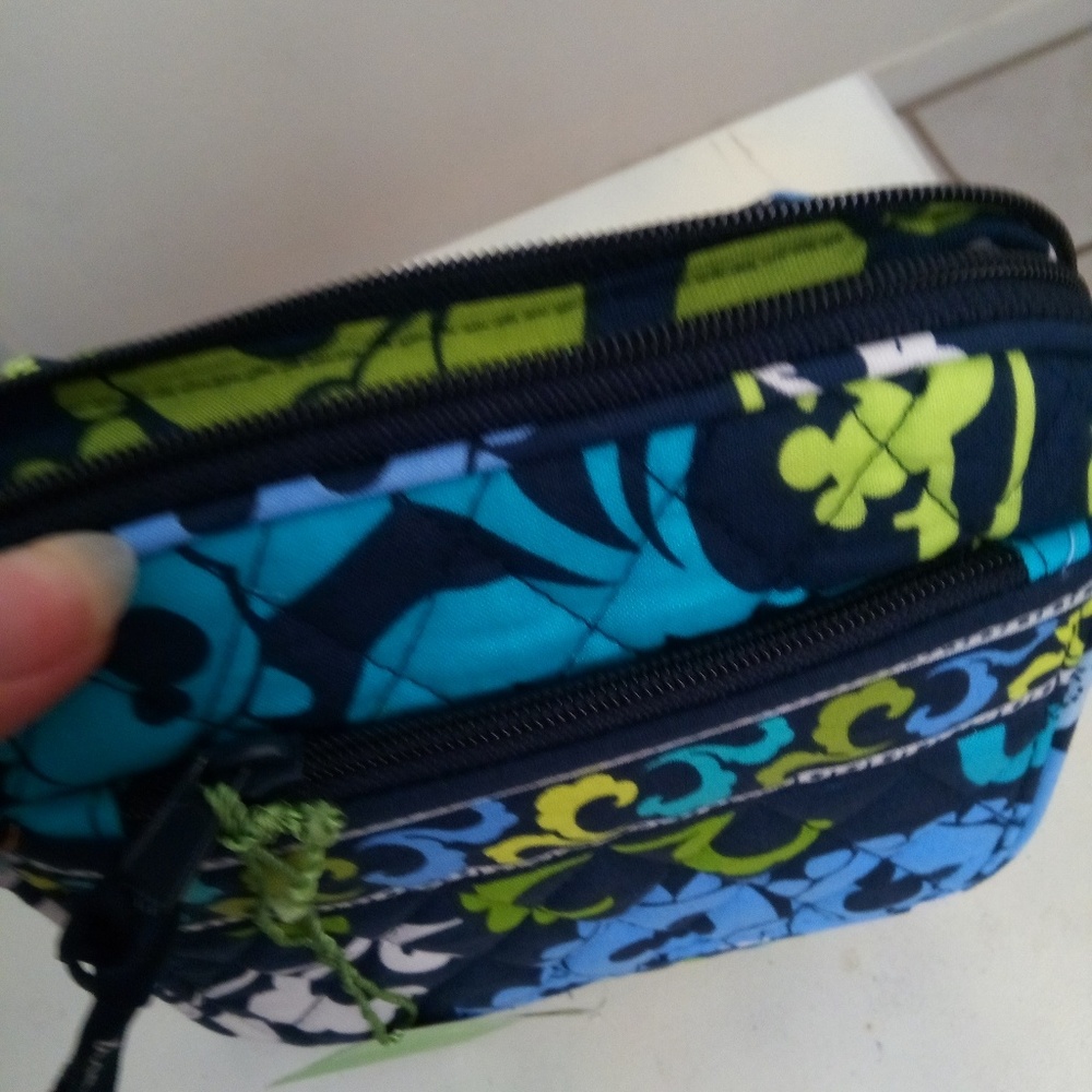 💕2 left! 💕Disney Mickey Vera Bradley mini bag - Picture 3 of 8